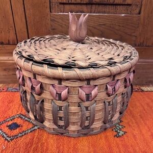 Vintage 1990’s ash tulip basket. 12x7. Like new condition.